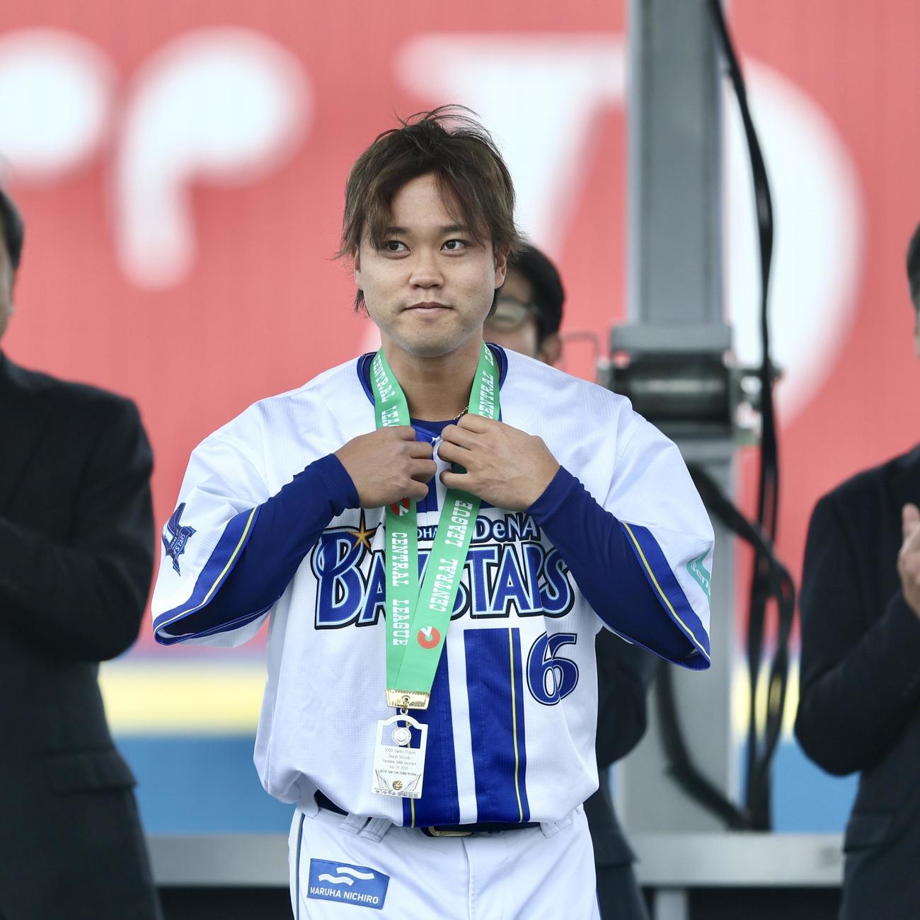 ビシエドの1000試合出場の表彰を代理で受けるDeNA西巻（撮影・河田真司）