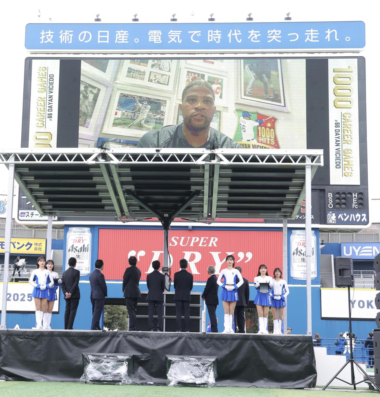 1000試合出場の表彰でビデオメッセージを送るDeNAビシエド（撮影・河田真司）