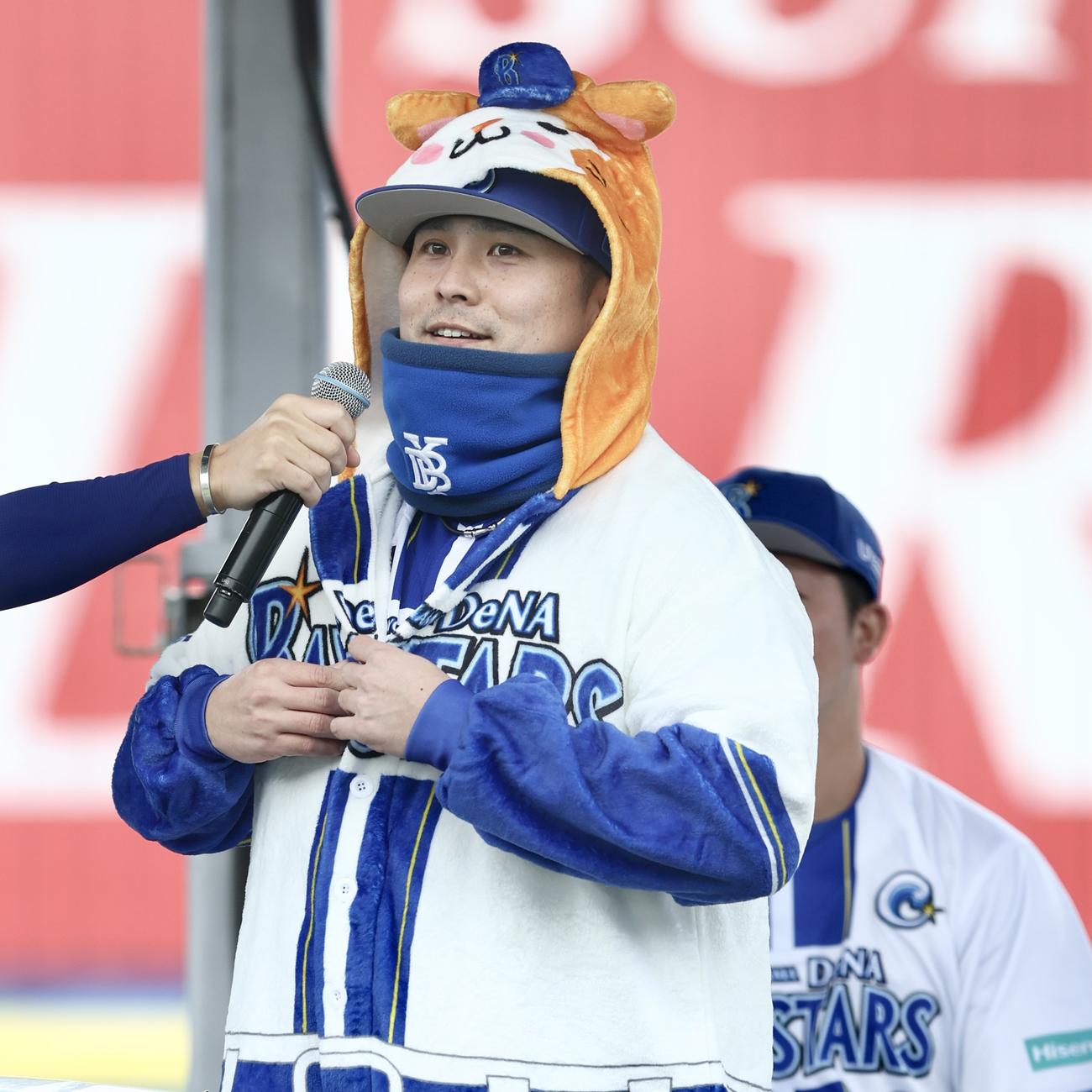 じゃんけん対決で敗れ、DB．スターマンの着ぐるみを着用するDeNA佐野（撮影・河田真司）