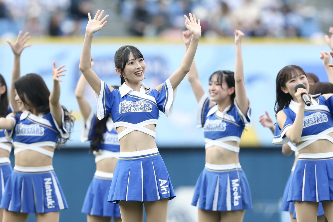 パフォーマンスを披露するAKB48佐藤綺星（中央）（撮影・河田真司）