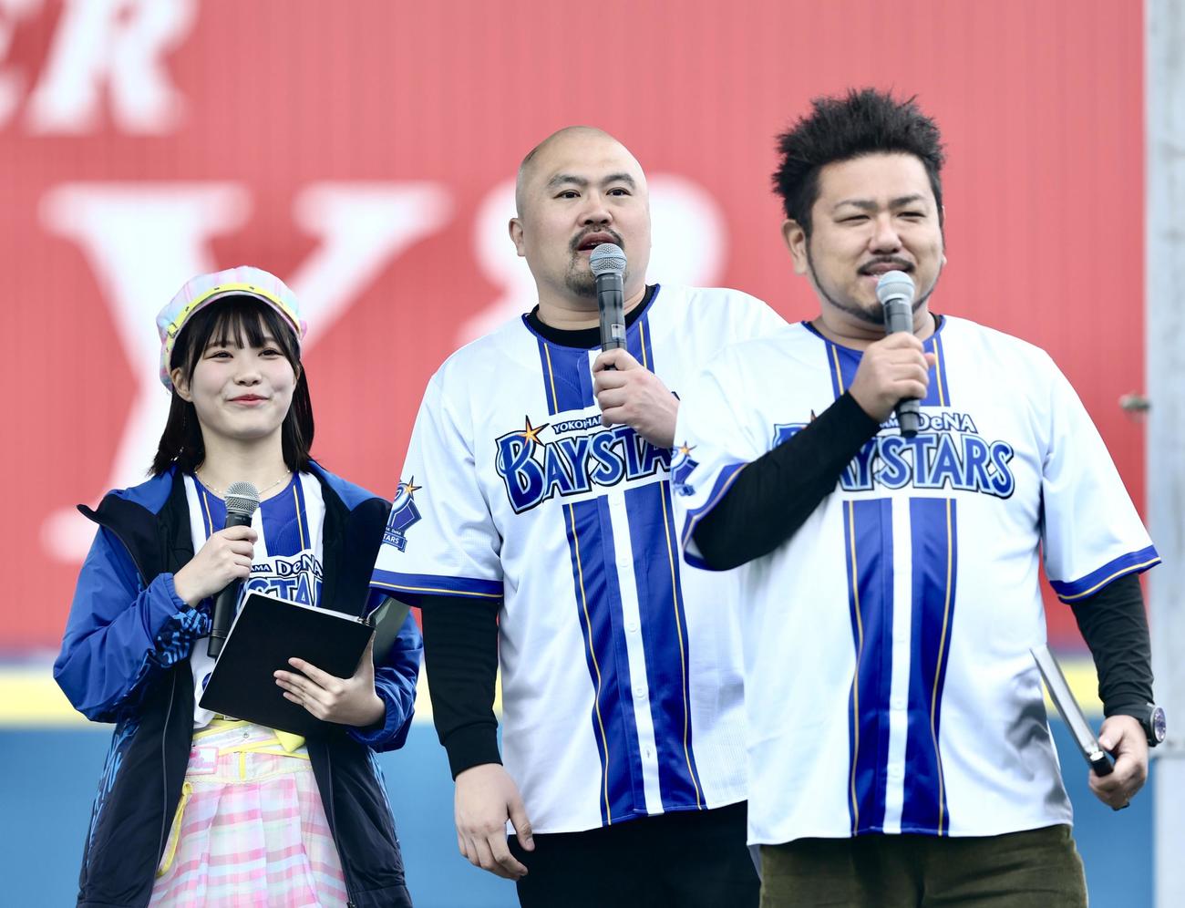 オープニングでステージに上がる、左から虹のコンキスタドール的場華鈴、鬼越トマホーク良ちゃん、金ちゃん（撮影・河田真司）