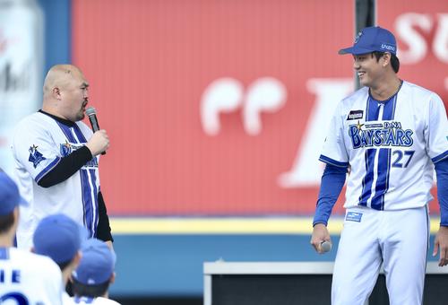 鬼越トマホーク良ちゃん（左）にいじられるDeNA藤浪（撮影・河田真司）