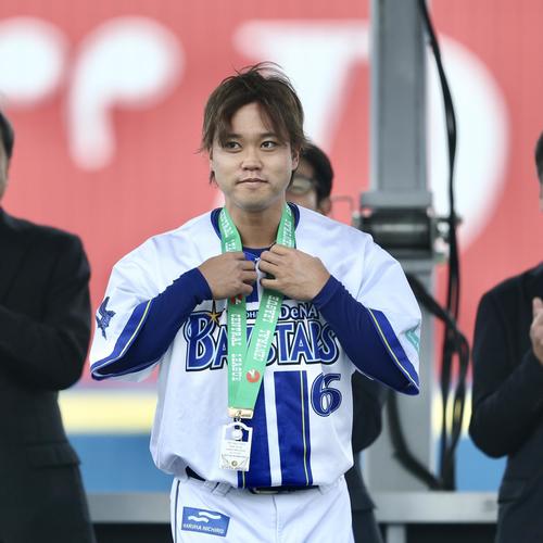 ビシエドの1000試合出場の表彰を代理で受けるDeNA西巻（撮影・河田真司）
