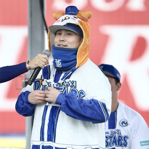 じゃんけん対決で敗れ、DB．スターマンの着ぐるみを着用するDeNA佐野（撮影・河田真司）