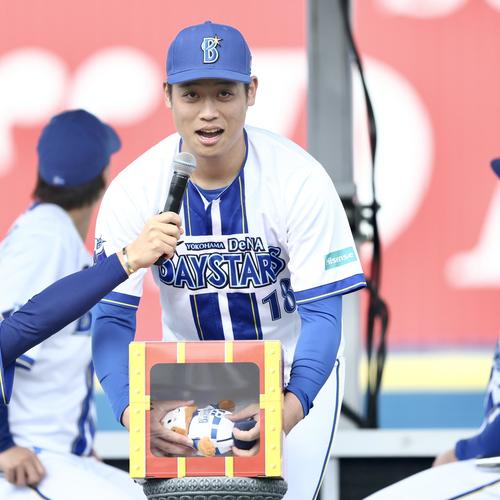 じゃんけん対決で敗れ、罰ゲームに臨むDeNA小園（撮影・河田真司）