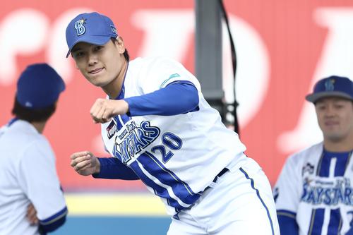 じゃんけん対決で敗れ、東のものまねを披露するDeNA坂本（撮影・河田真司）