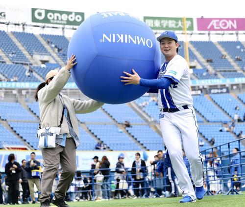 大玉を持ち上げながら走るDeNA竹田（撮影・河田真司）