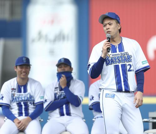 じゃんけん対決で勝利し、パフォーマンスするDeNA入江（撮影・河田真司）