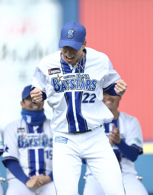 じゃんけん対決で勝利するDeNA入江（撮影・河田真司）