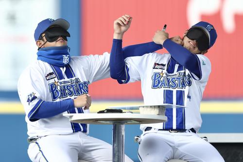 目隠ししながらおどけるDeNA山崎（左）と度会（撮影・河田真司）