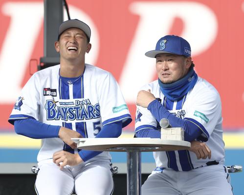 ステージで笑顔を見せるDeNA松尾（左）と戸柱（撮影・河田真司）