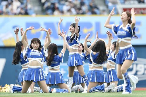 パフォーマンスを披露するAKB48佐藤綺星（中央）（撮影・河田真司）