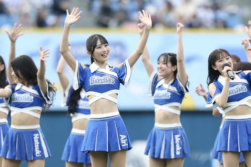 パフォーマンスを披露するAKB48佐藤綺星（中央）（撮影・河田真司）