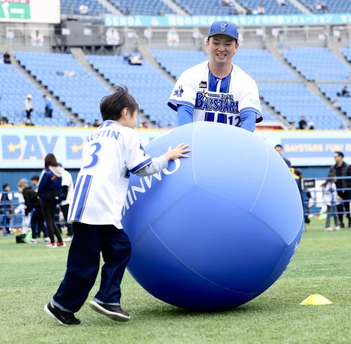 大玉を転がすDeNA竹田（撮影・河田真司）