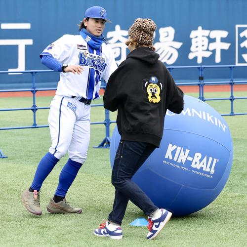 大玉を転がすDeNA関根（撮影・河田真司）