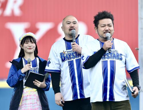 オープニングでステージに上がる、左から虹のコンキスタドール的場華鈴、鬼越トマホーク良ちゃん、金ちゃん（撮影・河田真司）