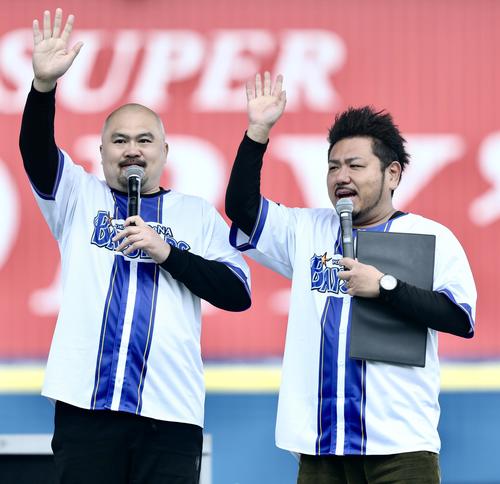 オープニングでステージに上がる鬼越トマホーク良ちゃん（左）と金ちゃん（撮影・河田真司）
