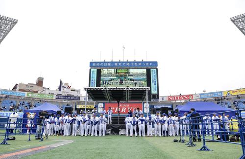 オープニングでステージに集まるDeNAの選手たち（撮影・河田真司）
