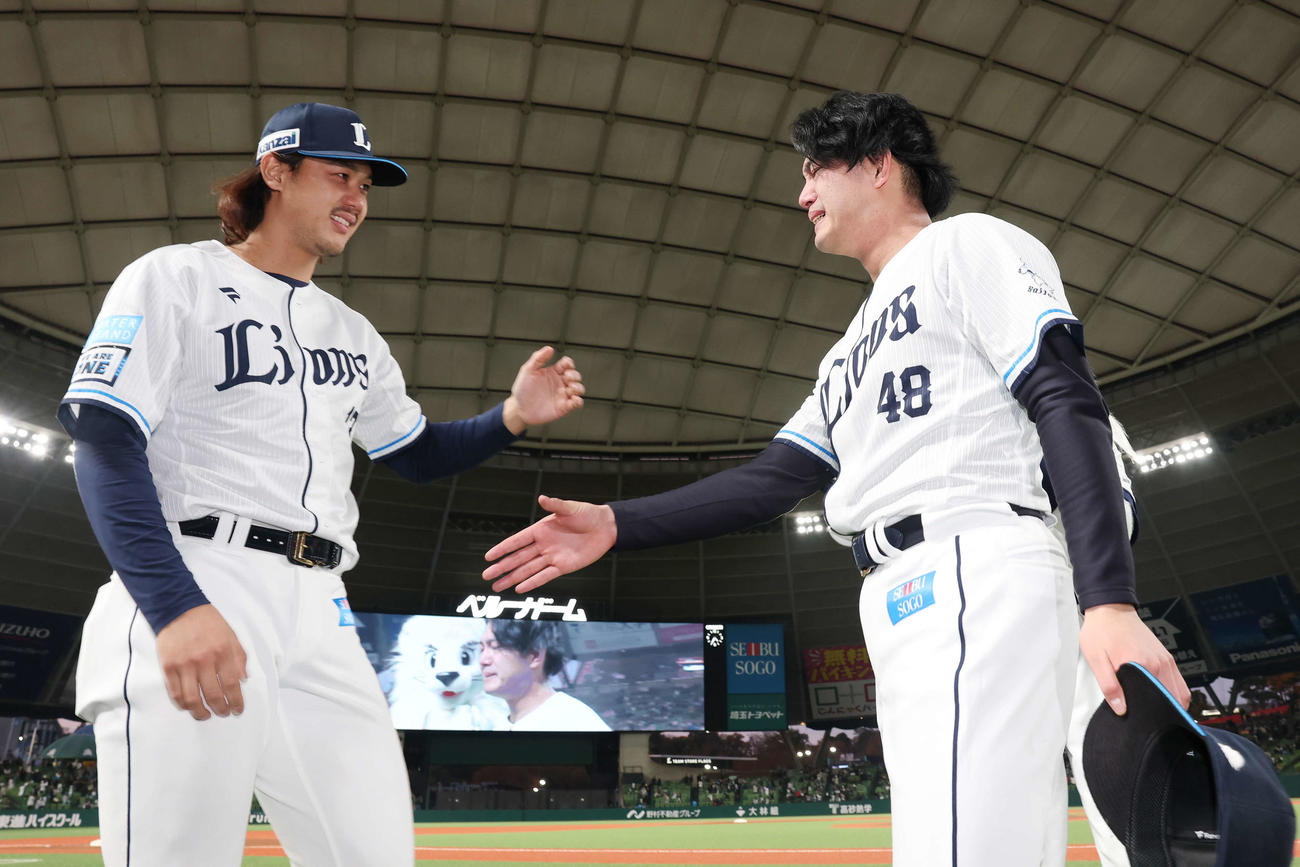 西武ファン感謝イベント「LIONS THANKS FESTA 2025」でクロージングセレモニーを終え感極まった西武今井（右）は高橋と握手を交わす（撮影・宮地輝）