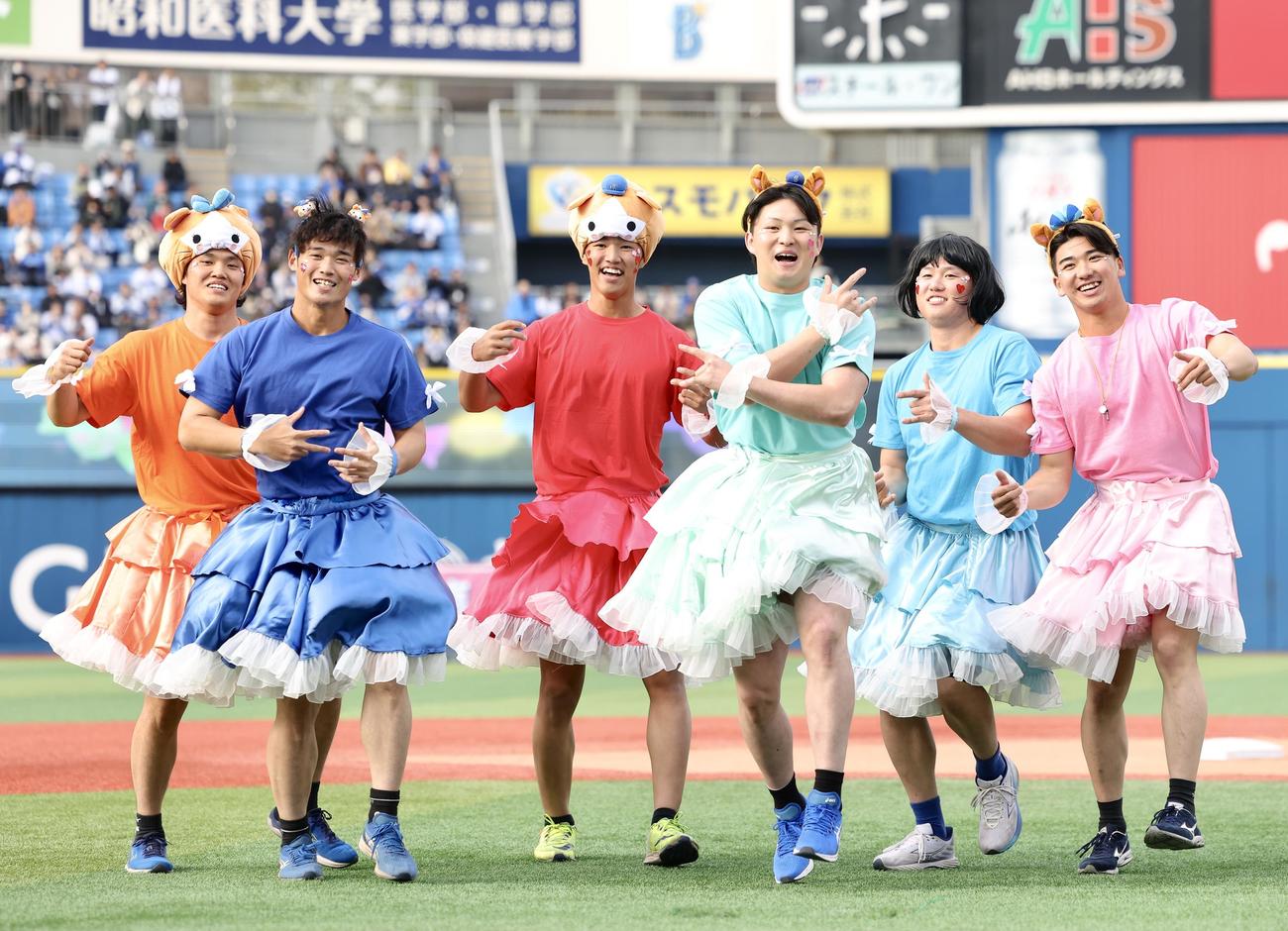 ルーキーパフォーマンスを披露するDeNAの、左から坂口、加藤、小針、竹田、若松、篠木（撮影・河田真司）