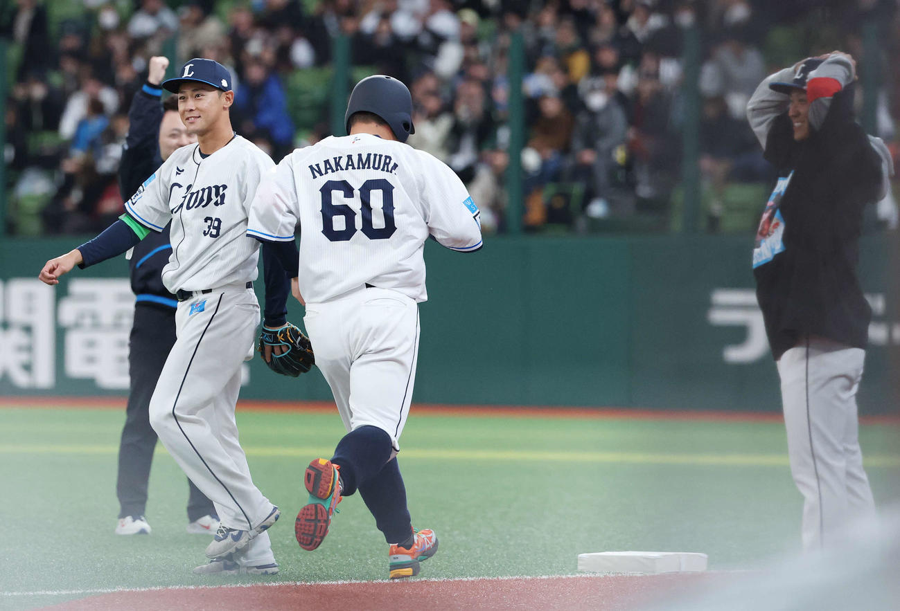 西武ファン感謝イベント「LIONS THANKS FESTA 2025」の圧倒的エンタメベースボール！で遠い一塁ベースに走る中村剛（撮影・宮地輝）