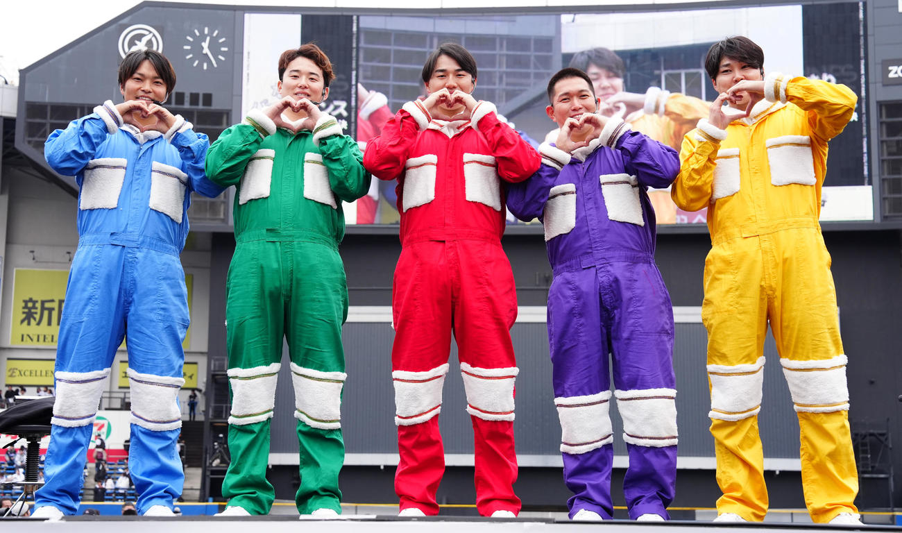 ロッテファン感謝デー　「なりきりパフォーマンス対決」を終えポーズを取るロッテの、左から石垣、横山、西川、広畑、広池（撮影・鈴木みどり）