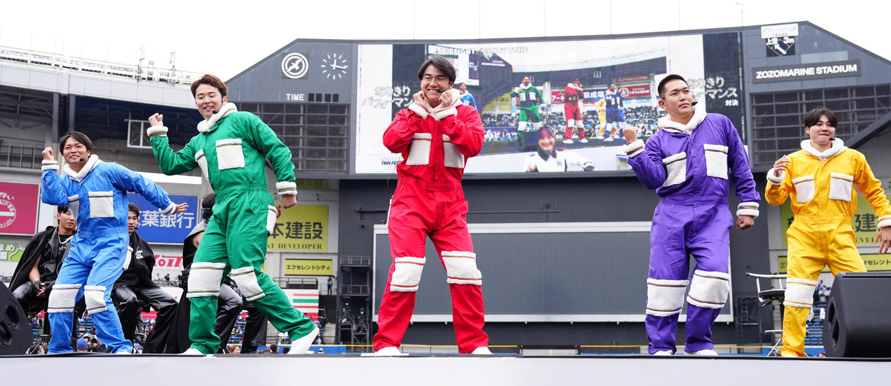 ロッテファン感謝デー　「なりきりパフォーマンス対決」でダンスするロッテの、左から石垣、横山、西川、広畑、広池（撮影・鈴木みどり）