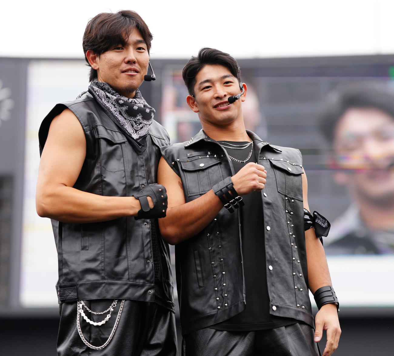 「なりきりパフォーマンス対決」でカメラに向かってポーズを取るロッテ池田（右）と安田（撮影・鈴木みどり）