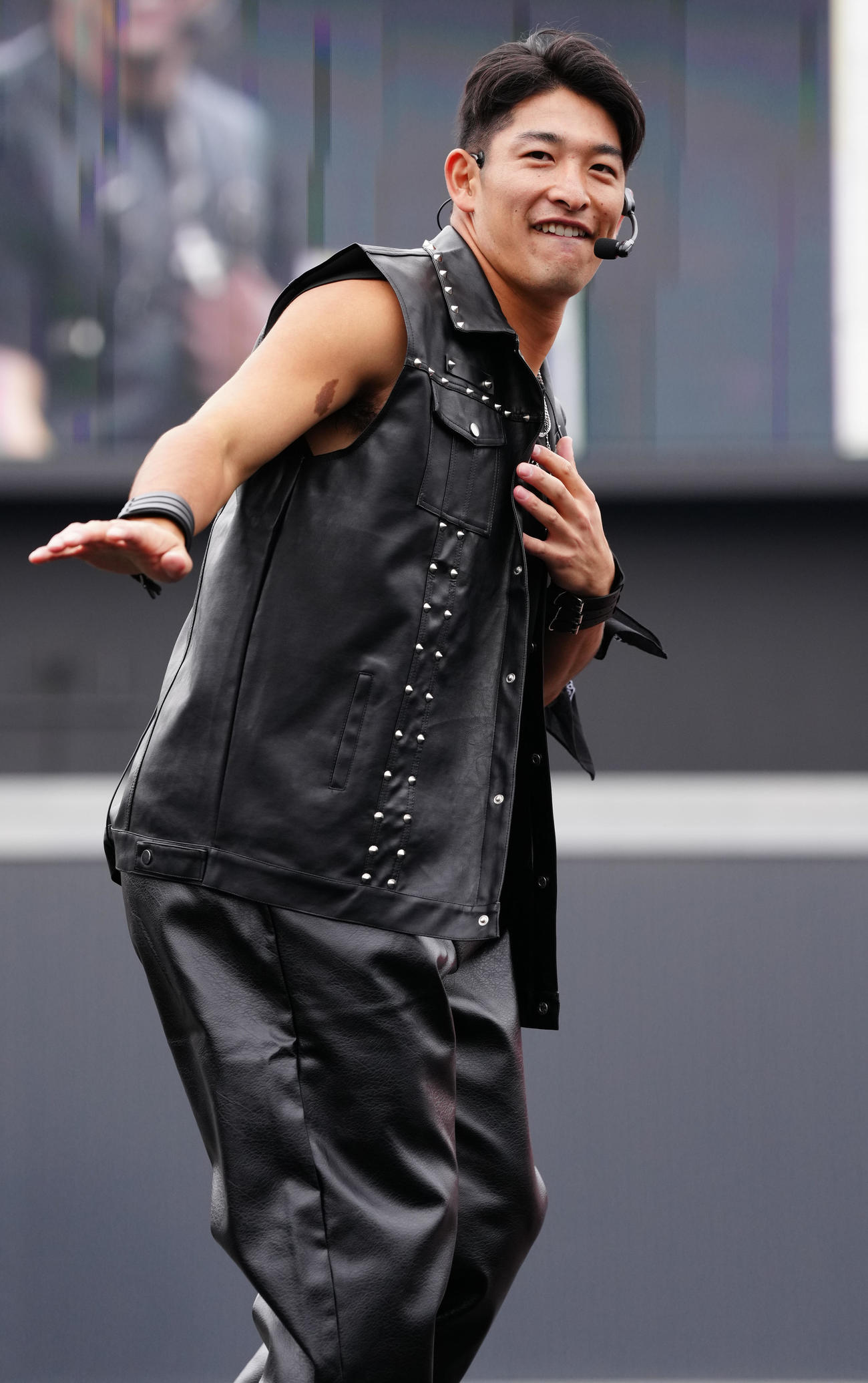 「なりきりパフォーマンス対決」でダンスする池田（撮影・鈴木みどり）