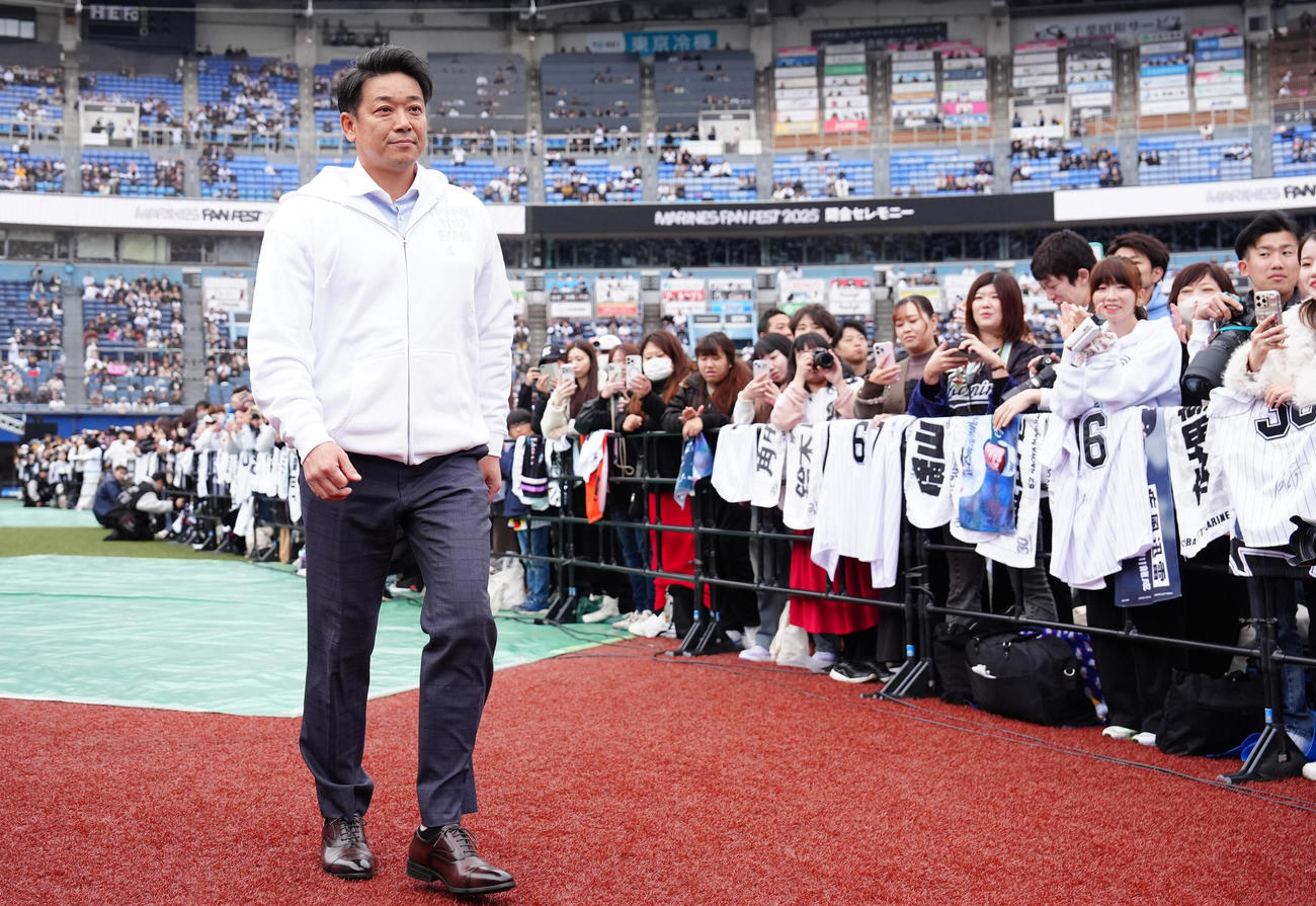 ステージへ向かうロッテのサブロー監督（撮影・鈴木みどり）