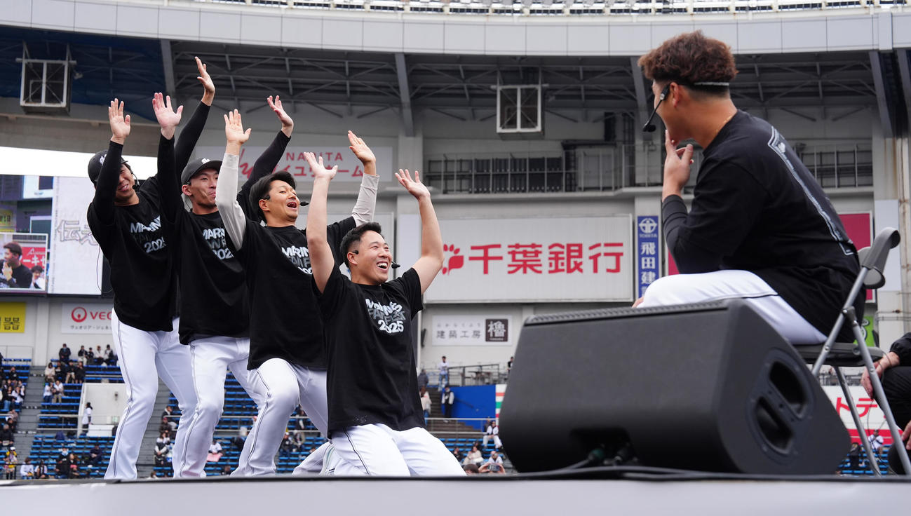 「伝えなきゃ対決」でジェットコースターを表現するロッテの、左から木村、高部、唐川、西野。右手前は山口（撮影・鈴木みどり）