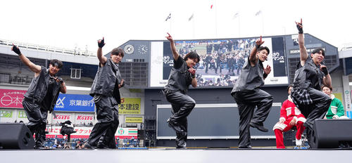 「なりきりパフォーマンス対決」でダンスするロッテの、左から宮崎、安田、小川、池田、寺地(撮影・鈴木みどり)