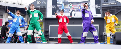 ロッテファン感謝デー 「なりきりパフォーマンス対決」でダンスするロッテの、左から石垣、横山、西川、広畑、広池(撮影・鈴木みどり)