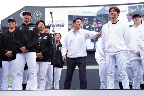 ぐだぐだの開会宣言を行う藤原(右手前)に突っ込むロッテのサブロー監督(中央)。左手前は山本(撮影・鈴木みどり)