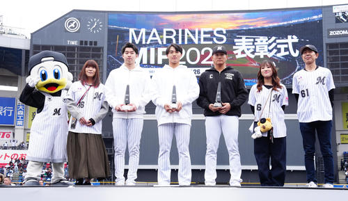 MIPに選ばれ、写真に納まるロッテ種市(中央左)、西川(中央)、山本(中央右)(撮影・鈴木みどり)