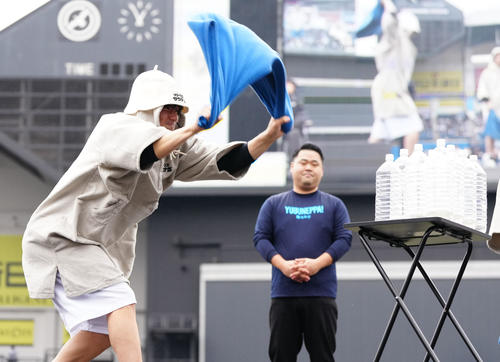 「サウナ対決」でペットボトルを倒すロッテ高野(撮影・鈴木みどり)