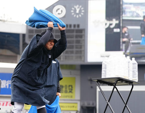 「サウナ対決」でペットボトルを倒すロッテ田村(撮影・鈴木みどり)