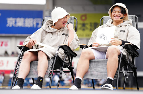 「サウナ対決」で笑顔のロッテ種市(左)と中森(撮影・鈴木みどり)