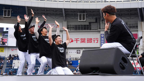「伝えなきゃ対決」でジェットコースターを表現するロッテの、左から木村、高部、唐川、西野。右手前は山口(撮影・鈴木みどり)