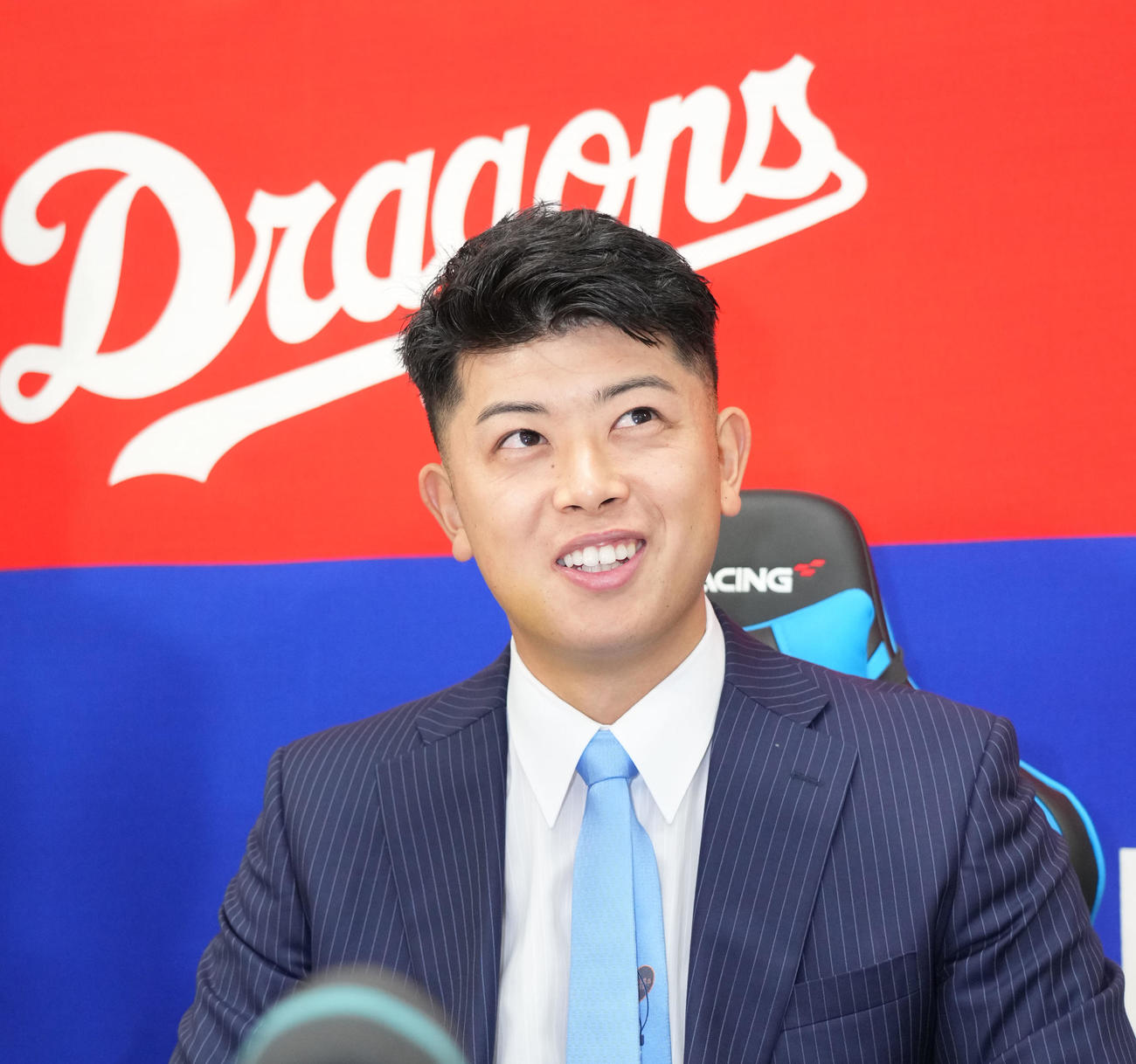 契約交渉を終え明るい表情で会見する松山（撮影・森本幸一）