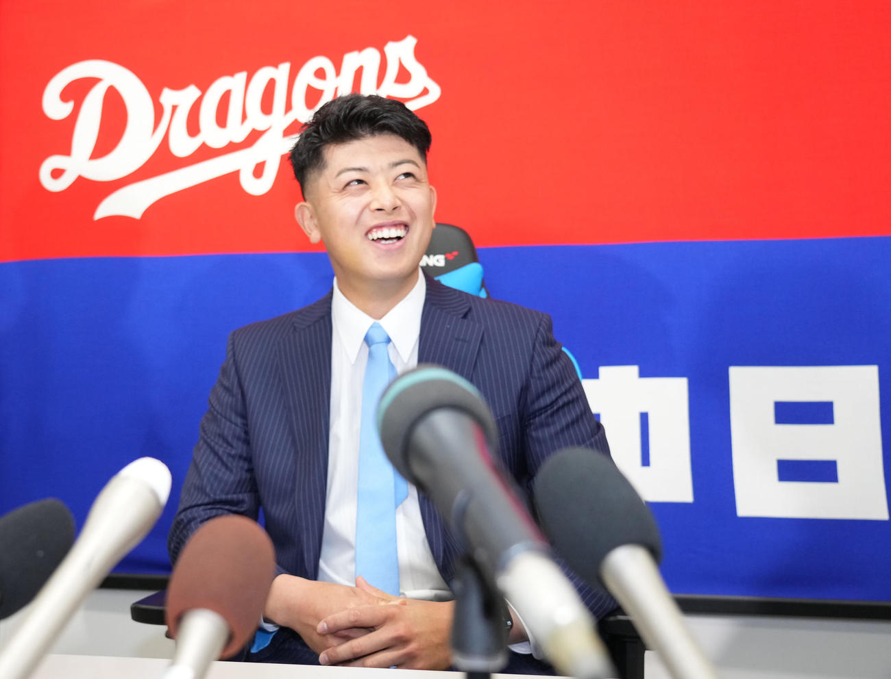 契約交渉を終え明るい表情で会見する松山（撮影・森本幸一）