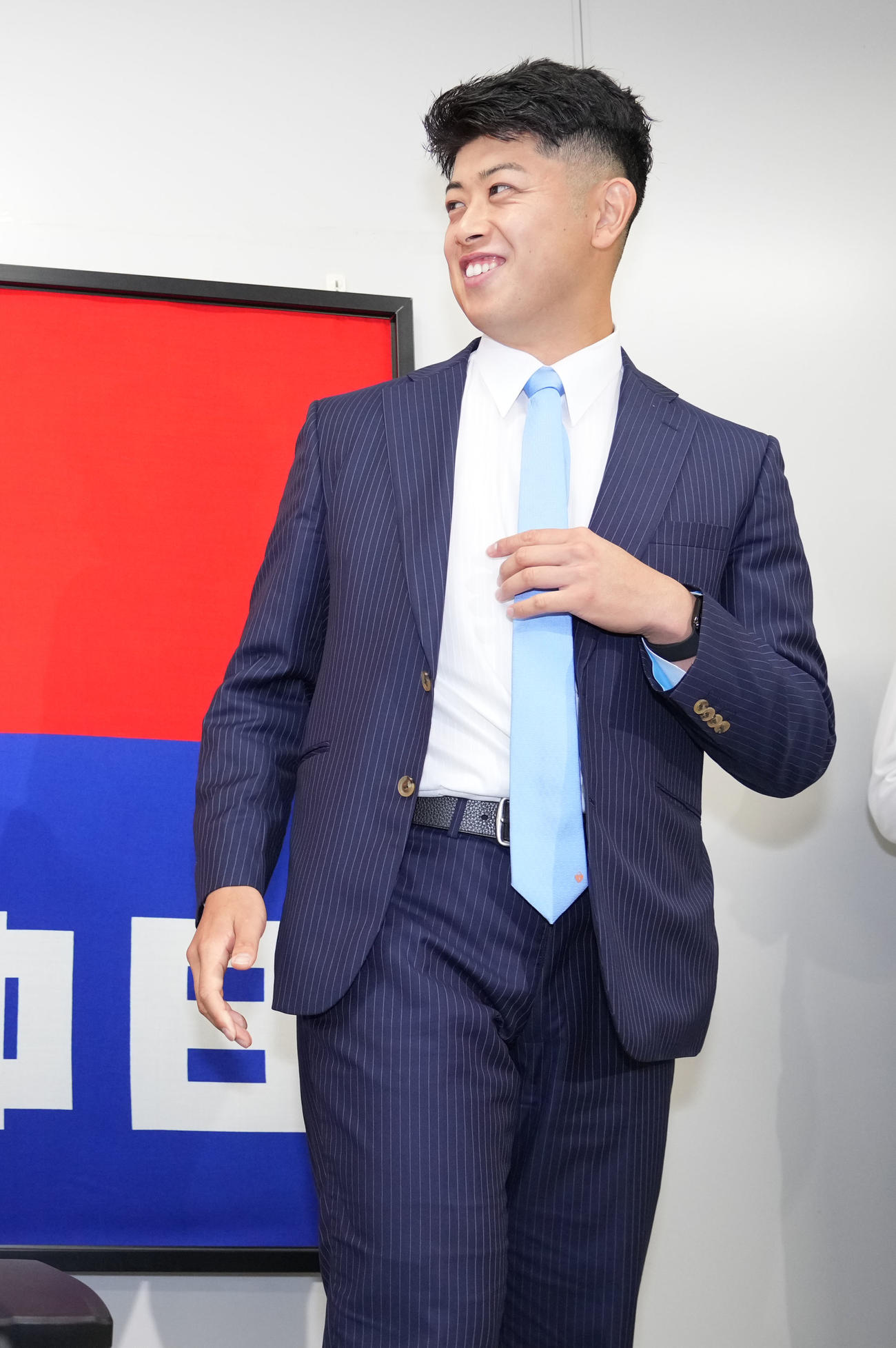 契約交渉を終え明るい表情で会見を終える松山（撮影・森本幸一）
