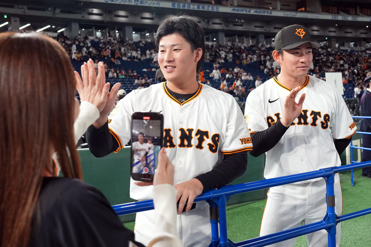 ファンを迎える巨人増田陸（左）と萩尾（撮影・たえ見朱実）