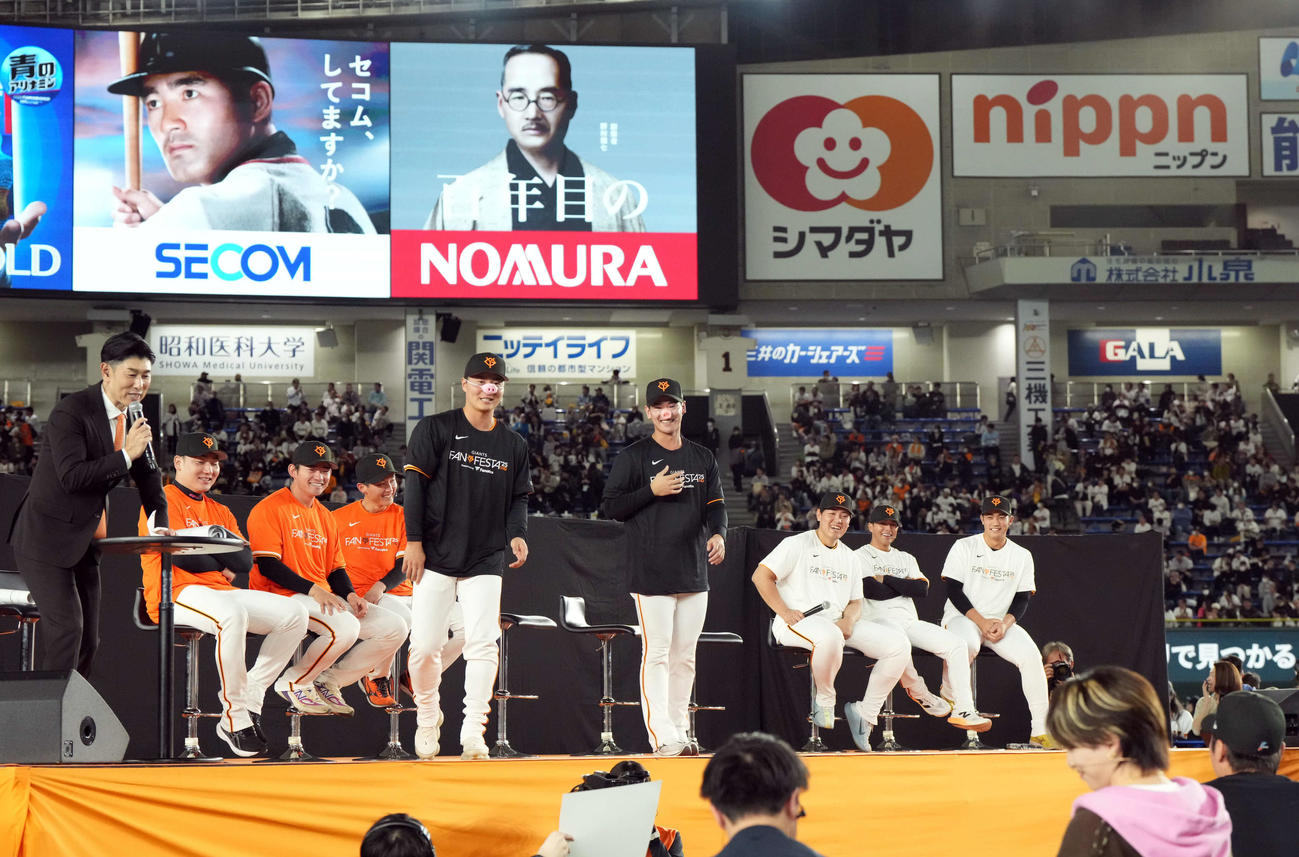 チーム対抗ジェスチャー対決で笑顔を見せる、左から巨人丸、萩尾、浦田、岡田、井上、岡本、湯浅、三塚（撮影・たえ見朱実）
