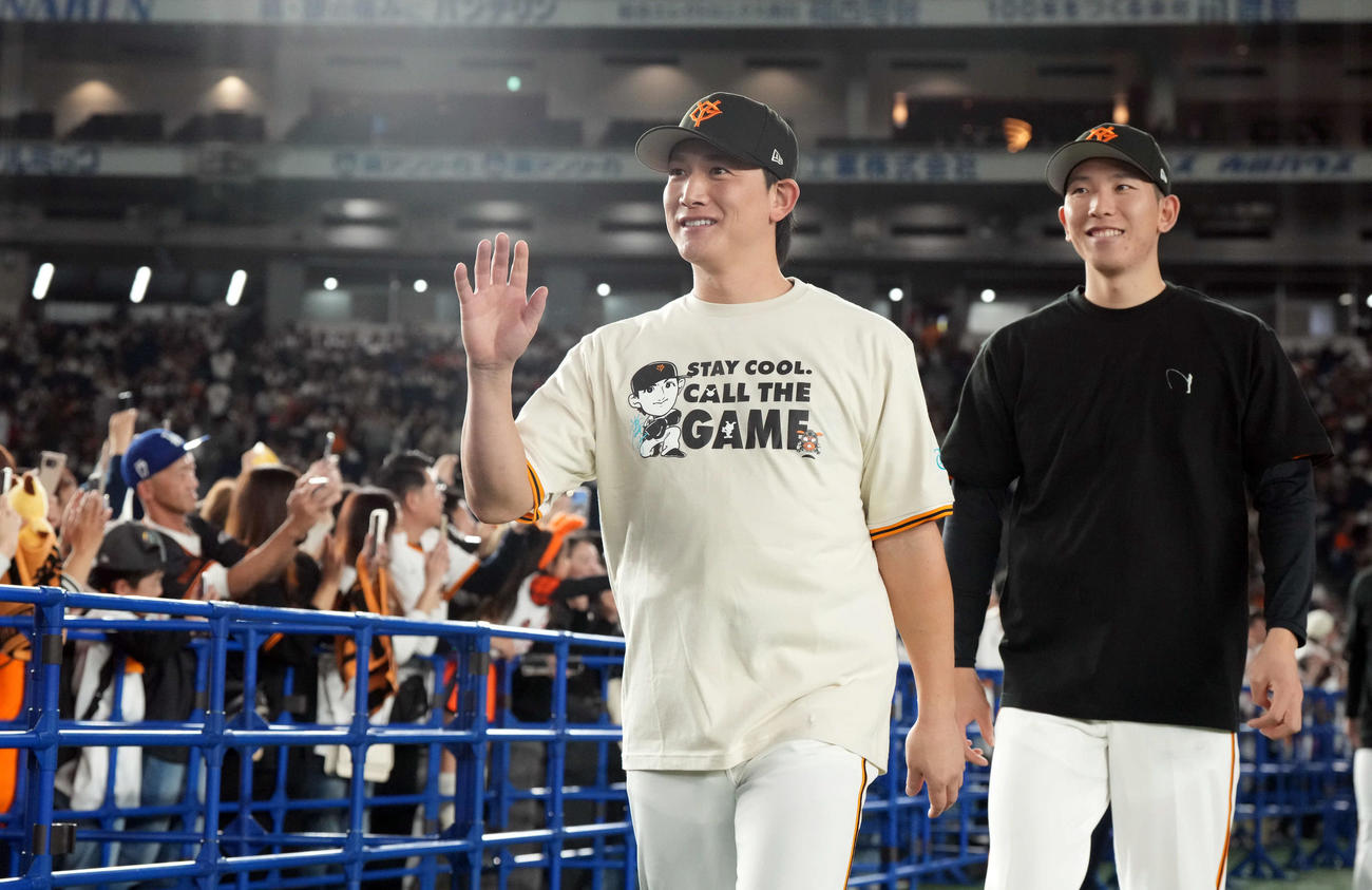 自身のTシャツを着て登場する巨人小林（撮影・たえ見朱実）