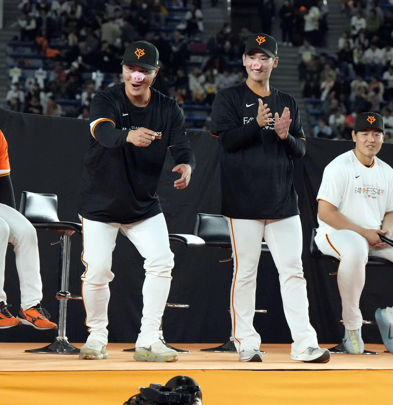 ジェスチャー対決で笑顔を見せる巨人岡田（左）と井上（撮影・たえ見朱実）