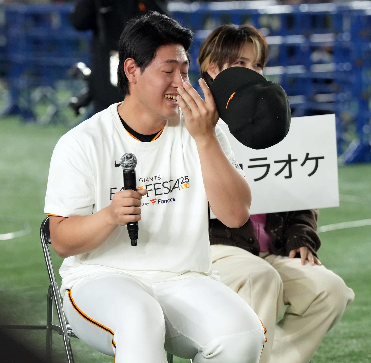 ジェスチャー対決で爆笑する巨人岡本（撮影・たえ見朱実）