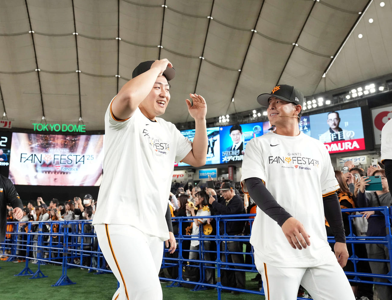 ファンフェスタで笑顔を見せる巨人岡本。右は湯浅（撮影・たえ見朱実）