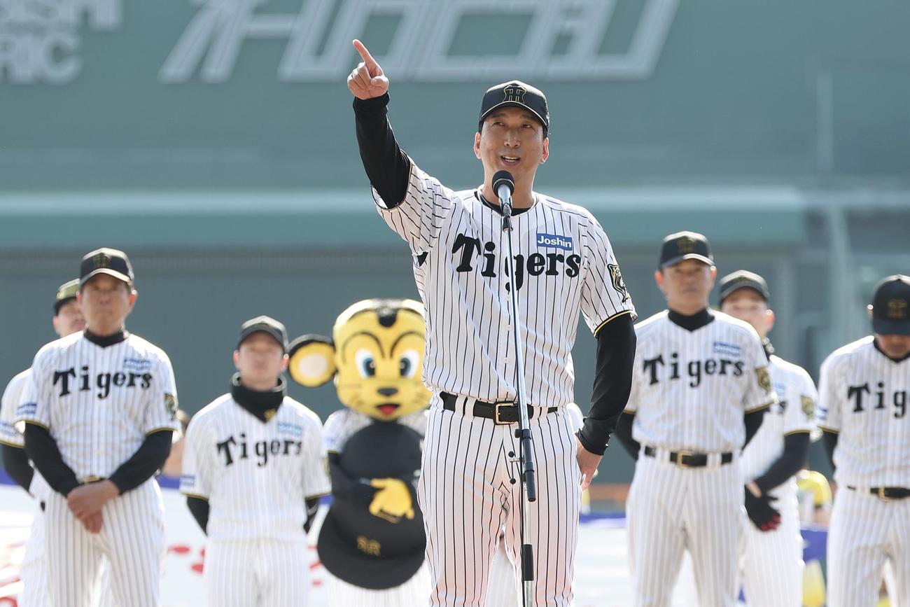 オープニングであいさつする阪神藤川監督（撮影・前田充）