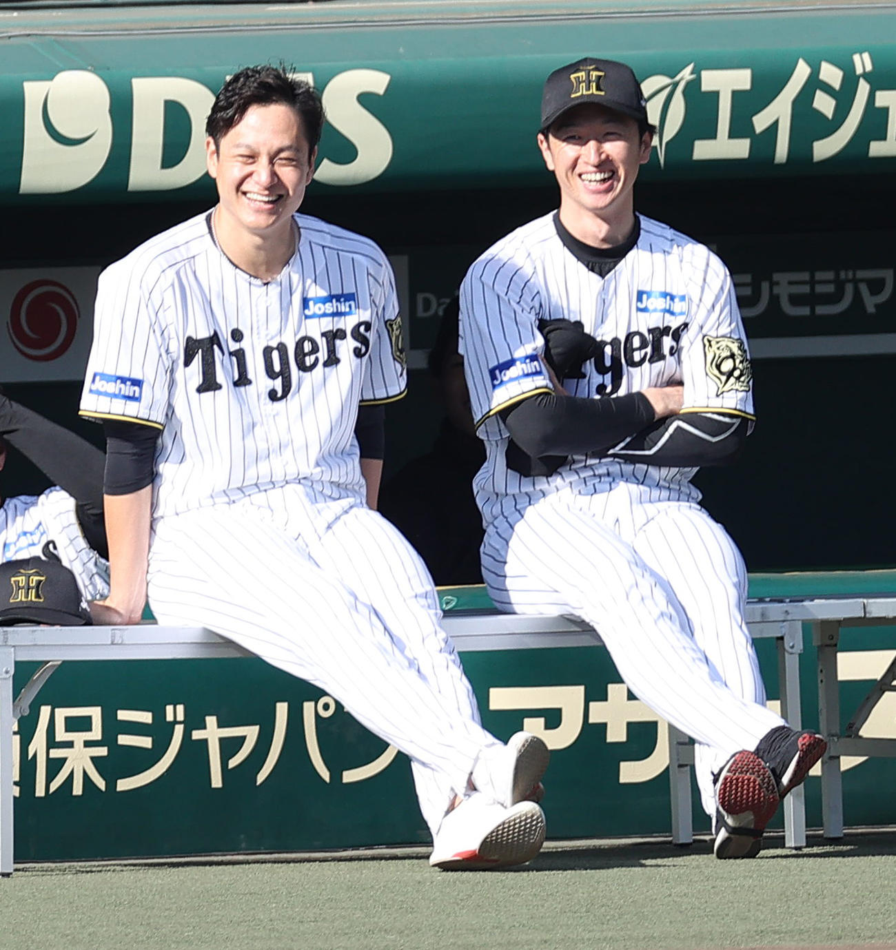 ファン感謝デーを楽しむ阪神大竹（左）と近本（撮影・上山淳一）